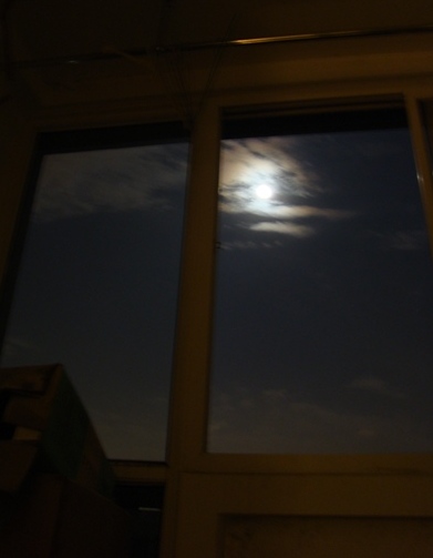 窗外的月亮很圆啊,上张照片