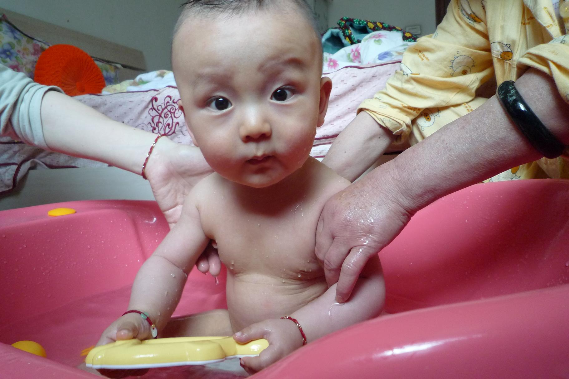 婴儿脸上湿疹是怎么引起的（婴儿为什么爱得湿疹）-幼儿百科-魔术铺