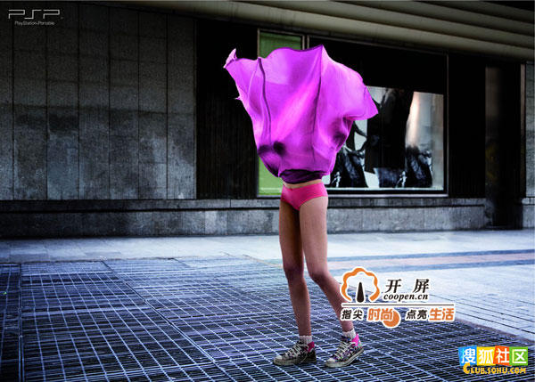 <em>裙子被风吹起</em>女子全然不知有图有真相_