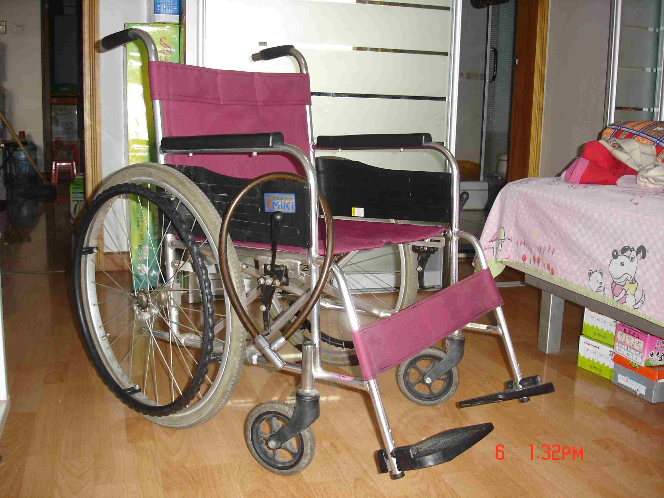 便宜卖,轮椅和成人用纸尿裤(有图片)