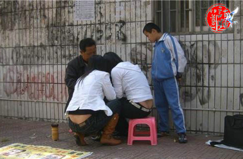 <em>夏日</em>,直击<em>街头</em>着装暴露的形式<em>女人</em>_