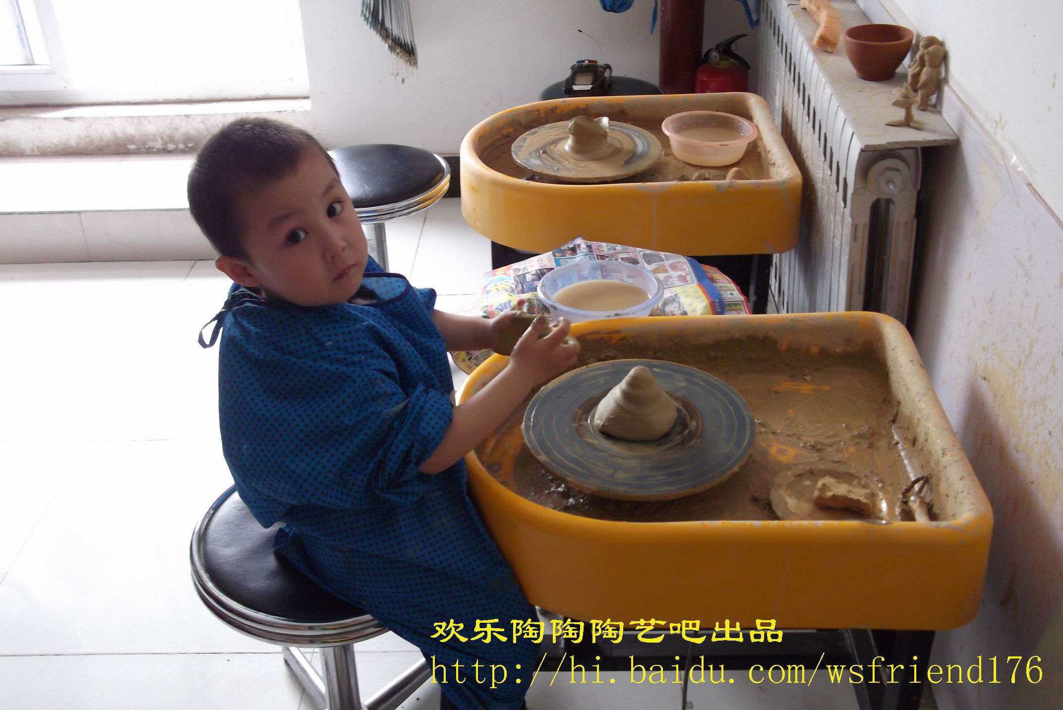 欢乐陶陶陶艺课开始报名啦!小班教学,用心服务~ 陶艺课是一门集趣味性、创造性、知识性和实践性极强的科目,在陶艺的创作、装饰和烧制过程中,自然渗透了物理、历史、数学、几何、美术与化工等多种科学知识与技能,是现代科技与艺术的综合体现,被称为土与火的艺术。 一、招生对象: 7岁以上的儿童及小学(初级班)、中学生及成人(中级班)。 二、教学内容: 初级班: 从了解陶艺基础知识,学习技法开始,到各种动物的表现,技法主要以徒手捏制法,泥条盘筑法为主,注重培养学生动手、动脑的习惯,在玩中学习,玩中大胆地想象创造。