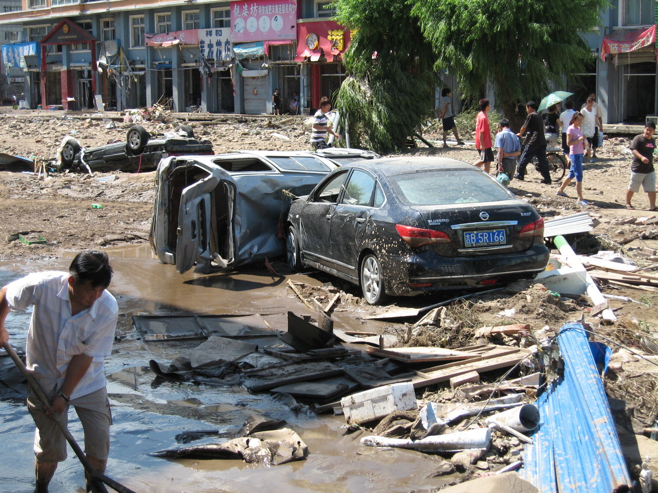 吉林市永吉县口前镇大水后损毁的汽车(多图)