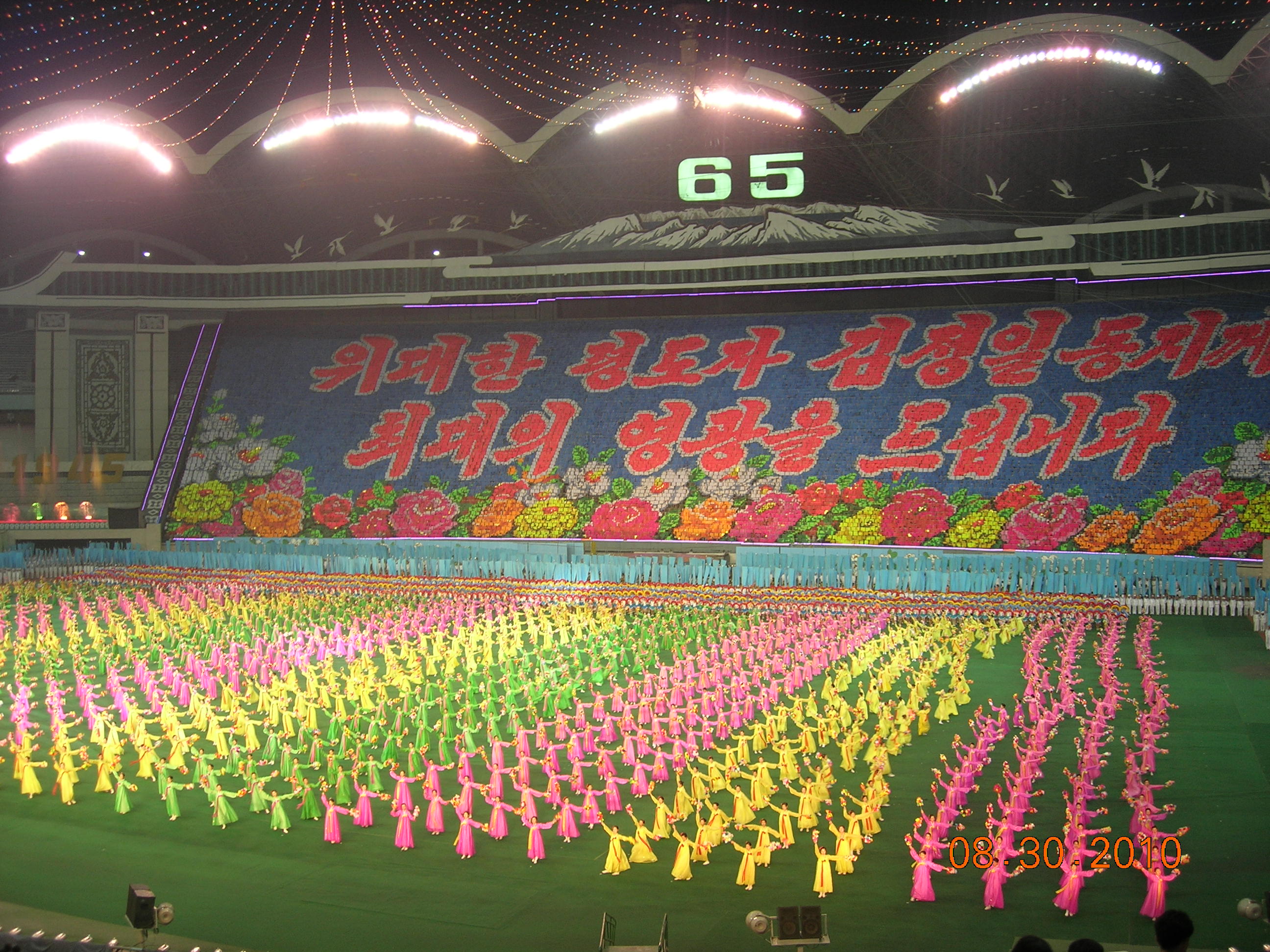 "阿里郎"在可以容纳十五万人的平壤五一体育场演出,场面确实很宏大