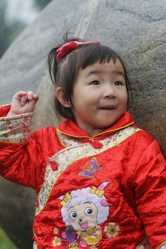 2.这个红衣服小姑娘好可爱