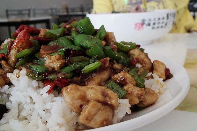 发现单位附近这家的辣子鸡丁盖饭很好吃啊很好吃哈哈