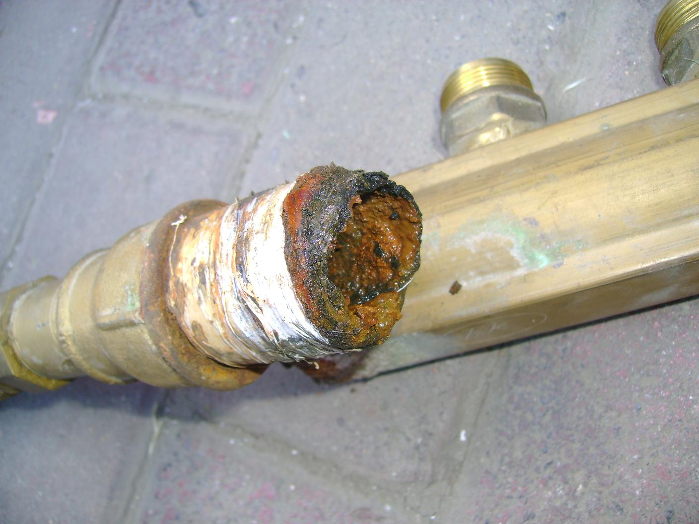 大家看看分水器和地暖主管道的连接管的锈蚀情况吧