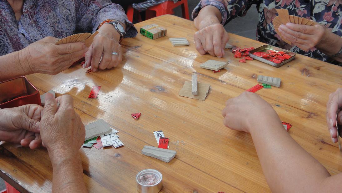 那位知道,这玩的是什么纸牌,是象棋吗
