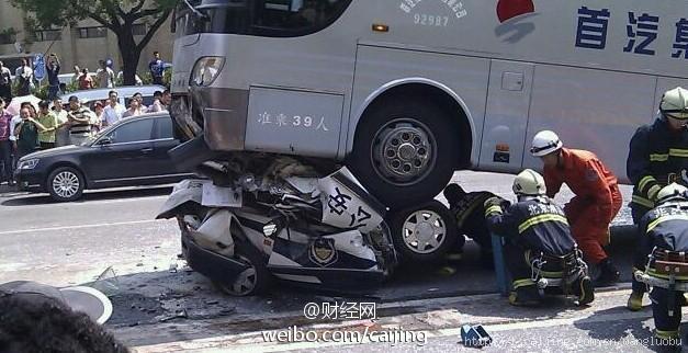 北京朝阳区今日中午发生交通事故一辆警车遭首汽大巴车碾压