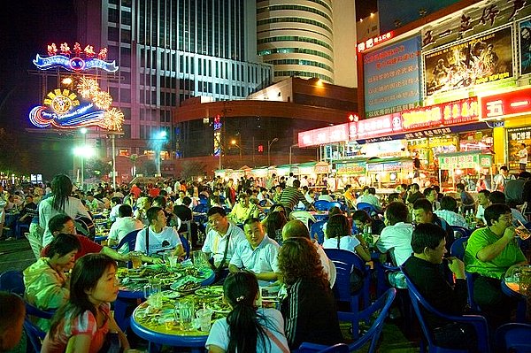 乌鲁木齐,夏天很多地方都有一两公里长的夜市小吃街,五一路夜市很有名