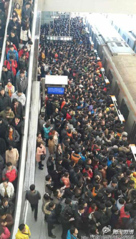 北京地铁13号线今晨再发故障——再转五张今天早上拍摄的的堵车现场