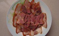  柴沟堡熏肉是有名的熟肉制品，是怀安县柴沟堡镇的特产，获中华老字号称号，距今已有200多年的历史。它用柏木熏制而成，色泽鲜亮、爽淡不腻，味道独特。