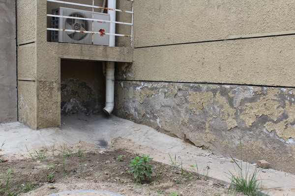 龙跃苑4区至少10个单元楼下水管破裂,地面下沉,相关公司拒绝维修