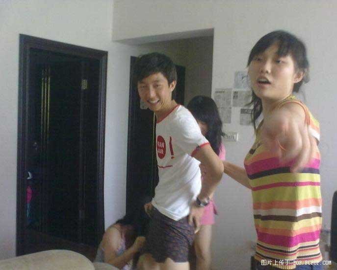 脱裤门男女真是平等了一帅小伙被一群女孩给