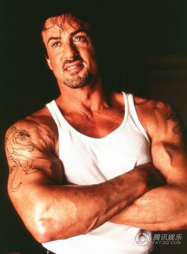 史泰龙往美国各大电影公司送简历及照片,被回绝一千多次,最后自己写