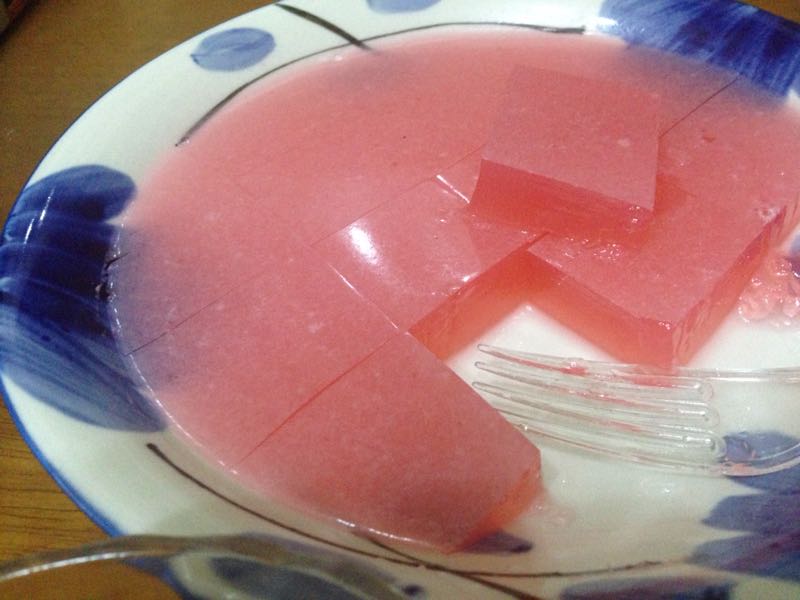 自制果冻:我是淘宝买的燕菜精和椰子粉,加900毫升水,小火煮,加白糖和