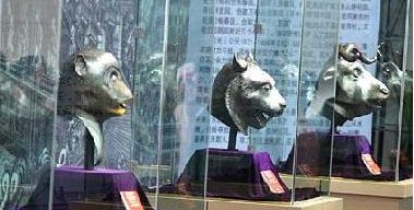 文物是一个国家精神文化的载体,大量文物的流失会造成一个国家文化发展的裂痕,一个国家民族对历史认知的缺失。这正是为何中国、韩国、埃及等国家不遗余力地追讨海外流失文物的根本原因。中国是一个文明古国,也是一个文物流失大国。有关统计显示中国至少有上千万件文物流失于世界47个国家。也有说法认为,其中流失于日本的中国文物是最多的,尽管尚未有具体数据以证实。