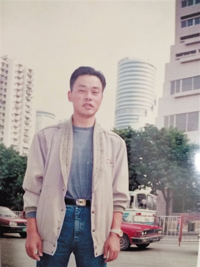 入狱前的杨明,还是个腰板挺直的小伙子。