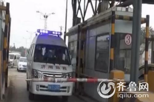 昨天下午四点多，一辆拉着警报的120急救车堵在了济南泺口黄河浮桥收费站的入口。（视频截图）