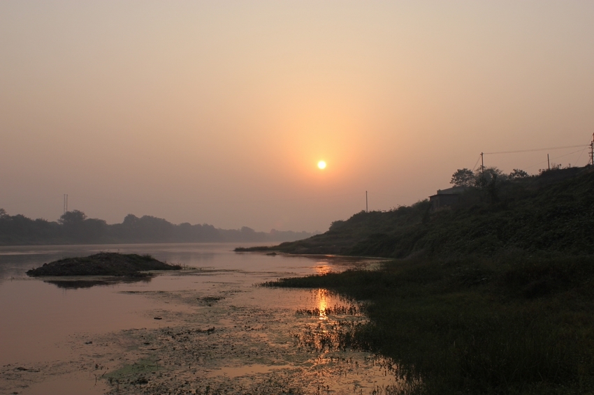 霾中即景：一轮红日霾中升.jpg