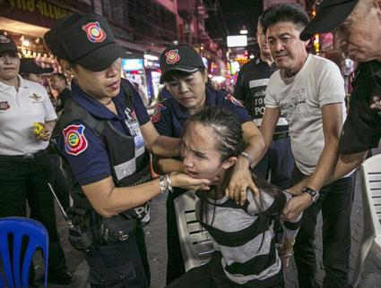 事后，警察在检查护照时发现，该女子确系中国人