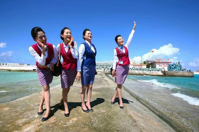 中国空姐登上南沙永暑礁拍照 朝大海喊话(图)