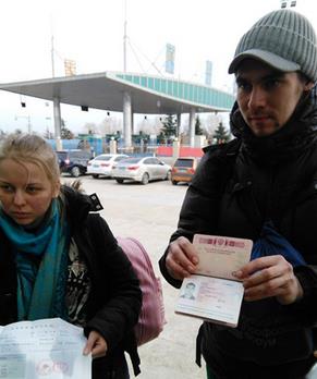 俄罗斯情侣徒步穷游中国 迷路上高速一天没吃东西向人求助