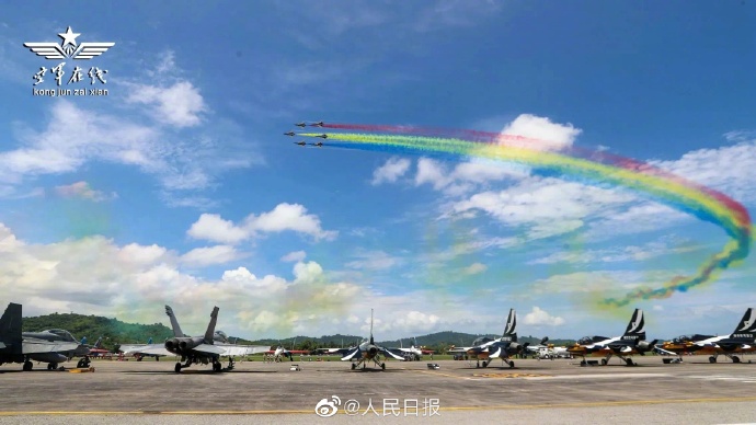 【绝美！#八一飞行表演队空中大片#[威武]】9.jpg