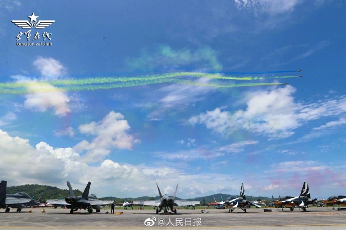 【绝美！#八一飞行表演队空中大片#[威武]】11.jpg