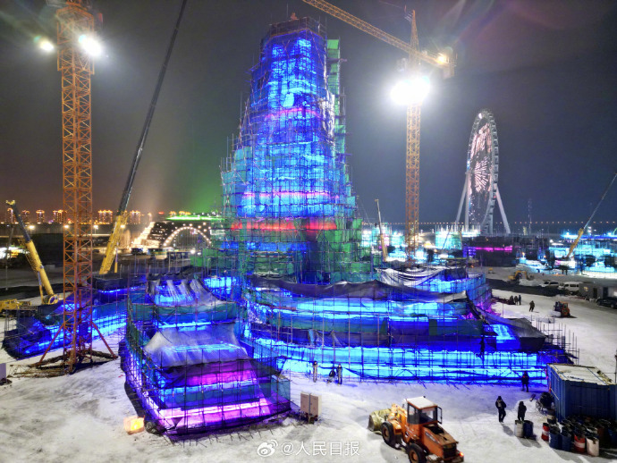 【想去吗？#哈尔滨冰雪大世界43米主塔封顶#】1.jpg