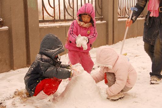 一冬天的期盼後學堂的孩子們終於能夠盡興地堆雪人打雪仗嘍